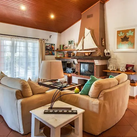 Aroeira Sleeps 8 Pool Wifi Villa